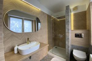 a bathroom with a sink and a mirror at Willa Onyks Pokoje in Jastrzębia Góra