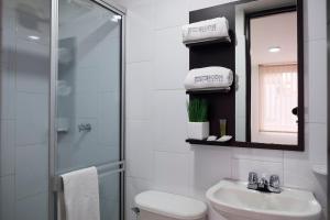 La salle de bains est pourvue d'une douche, de toilettes et d'un lavabo. dans l'établissement Icon 48 Studio 451 By Pmi, à Bogotá