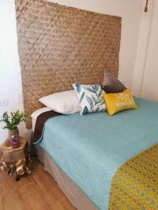 a bedroom with a bed with pillows on it at MaaR Estudios 6, a 2 cuadras del Malecón de La Paz in La Paz