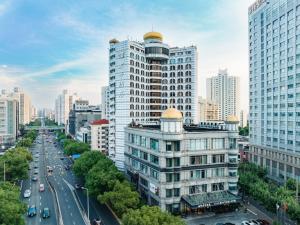 uitzicht op een stad met hoge gebouwen bij SSAW Boutique Hotel ShanghaiHongkou in Shanghai