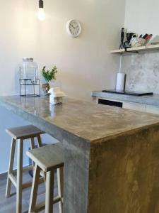 a kitchen with a large wooden counter with stools at MaaR Estudios 6, a 2 cuadras del Malecón de La Paz in La Paz