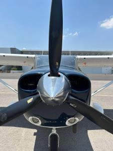 um close-up da hélice de um pequeno avião em Tour en avión privado para celebrar fechas memorables como compromisos matrimoniales, declaración de amor, cumpleaños, aniversarios em Toluca