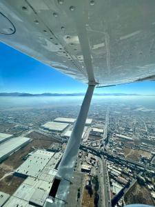 uma vista da asa de um avião em Tour en avión privado para celebrar fechas memorables como compromisos matrimoniales, declaración de amor, cumpleaños, aniversarios em Toluca