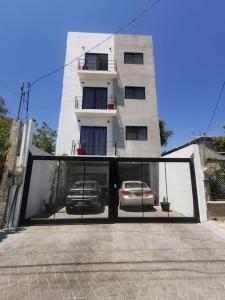 a building with a garage with a car in it at MaaR Estudios 6, a 2 cuadras del Malecón de La Paz in La Paz