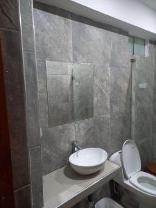 y baño con lavabo y aseo. en Casa de Campo Las Tujas, en Lunahuaná