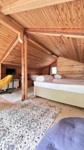 two beds in a room with a wooden ceiling at Ayder Bulut Dağevi Bungalow in Ayder Yaylasi