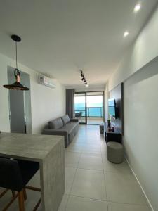 ein Wohnzimmer mit Sofa und Tisch in der Unterkunft Barra 535 Vista Mar in Salvador