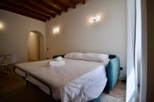 een slaapkamer met een bed met twee handdoeken erop bij Dolce Vita Apartment - Salò in Salò