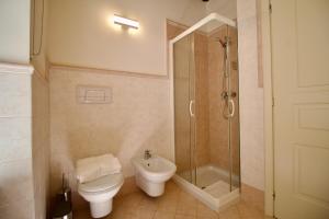 a bathroom with a toilet and a shower and a sink at Dolce Vita Apartment - Salò in Salò +16 photos