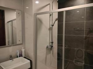 een badkamer met douche en wastafel bij DangaBay SeaView 4pax with Netflix WiFi in Johor Bahru +5 foto's