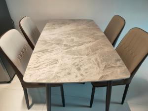 een marmeren tafel met twee stoelen in een kamer bij DangaBay SeaView 4pax with Netflix WiFi in Johor Bahru