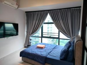 een slaapkamer met een bed en een groot raam bij DangaBay SeaView 4pax with Netflix WiFi in Johor Bahru