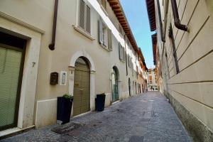 een leeg steegje in een stad met gebouwen bij Dolce Vita Apartment - Salò in Salò