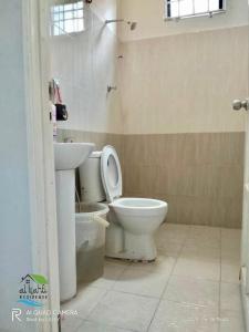 een badkamer met een toilet en een wastafel bij Qalya Homestay 1 @ Kota Bharu in Kota Bharu