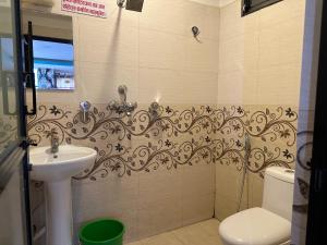 Koupelna v ubytování HOTEL PARAMI INN
