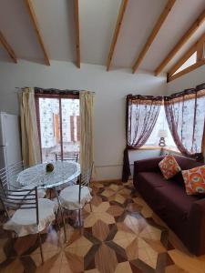 a living room with a table and a couch at Encanto Rural - Casa de campo para disfrutar y olvidar el estrés in Putaendo