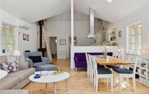 Højbyにある3 Bedroom Stunning Home In Hjbyのキッチン、リビングルーム(テーブル、椅子付)