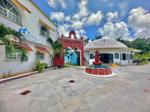 un edificio con una fontana di fronte a un edificio di Hacienda Cúpulas Blue Private Residence Club a Cozumel