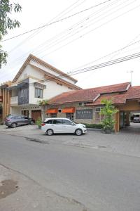 a white car parked in front of a building at RedDoorz near Pojok Beteng Prawirotaman in Yogyakarta +46 photos