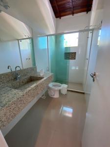 uma casa de banho com um WC, um lavatório e um chuveiro em Foca Guest House em Búzios