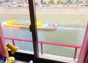 アパートメントの近くを流れる川の景色