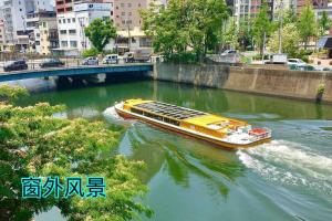 アパートメントの近くを流れる川の景色
