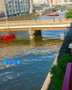 アパートメントの近くを流れる川の景色