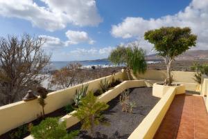 un jardín con vistas a la playa en Apartment Lapa Punta Mujeres Sea Views By PVL, en Punta Mujeres