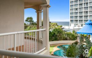 een balkon met uitzicht op een hotel en de oceaan bij The Moroccan - QStay in Gold Coast