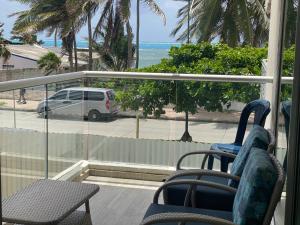 een balkon met een tafel en stoelen en uitzicht op het strand bij San Andrés espectacular apto frente al mar, WI-FI in San Andrés