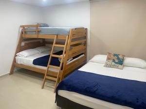 een slaapkamer met 2 stapelbedden en een ladder bij San Andrés espectacular apto frente al mar, WI-FI in San Andrés