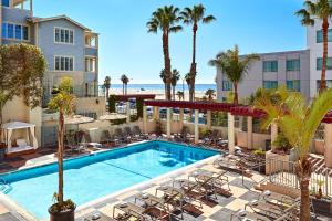 洛杉磯的住宿－Le Merigot Santa Monica，棕榈树酒店游泳池的形象