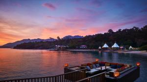 widok na ośrodek nad jeziorem o zachodzie słońca w obiekcie The Ritz-Carlton, Langkawi w mieście Pantai Kok