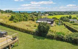 エーベルトフトにあるBeautiful Home In Ebeltoft With 3 Bedrooms And Wifiの庭園のある丘の上の家の空中風景