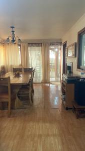 sala de estar con mesa de madera y comedor en Casa en Pingueral, en Dichato