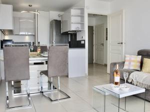 O bucătărie sau chicinetă la Appartement Villeneuve-Loubet, 2 pièces, 4 personnes - FR-1-252A-110