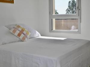 Un pat sau paturi într-o cameră la Appartement Villeneuve-Loubet, 2 pièces, 4 personnes - FR-1-252A-110