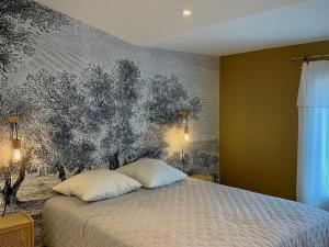 um quarto com uma cama com um quadro na parede em Maison Mèze, 6 pièces, 8 personnes - FR-1-604-43 em Mèze
