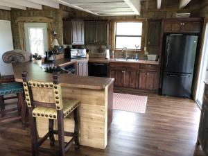 Η κουζίνα ή μικρή κουζίνα στο Rockin' B Ranch Bluff House