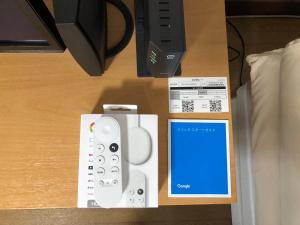 um controlador de jogos Nintendo wii e uma caixa numa mesa em STAY3‐11 em Asahikawa