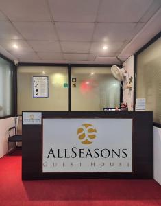 una señal para una pensión de todas las estaciones en una habitación en All Seasons Guest House I Rooms & Dorms en Madgaon