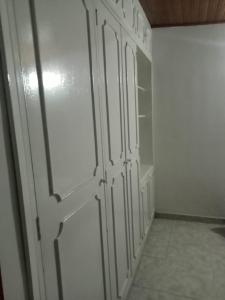 Una puerta blanca en una habitación con armario en Casa familiar Almagor (Hostal), en Bogotá