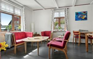 sala de estar con sillas rojas y mesa en 5 Bedroom Cozy Home In Bedsted Thy, en Bedsted Thy