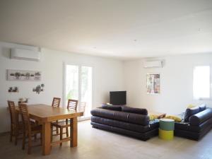 DomazanにあるHoliday Home near Pont du Gard & Vineyardsのテーブルとソファのあるリビングルーム