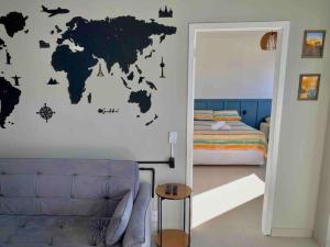 um quarto com um mapa do mundo na parede em Canas303 - Apartamento próximo a praia na avenida principal em Florianópolis
