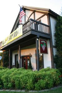 クラークスビルにあるCountry Inn & Suites by Radisson, Clarksville, TNのアメリカ旗の建てられた建物