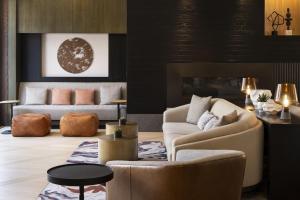 Napa Valley Marriott Hotel & Spa في نابا: غرفة معيشة مع أريكة وطاولة