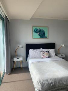 Un dormitorio con una cama grande y una ventana. en Crown Towers - Private Apartment, en Gold Coast 46 fotos más