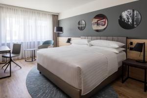 Voodi või voodid majutusasutuse Basel Marriott Hotel toas