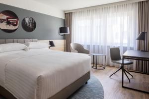 Voodi või voodid majutusasutuse Basel Marriott Hotel toas